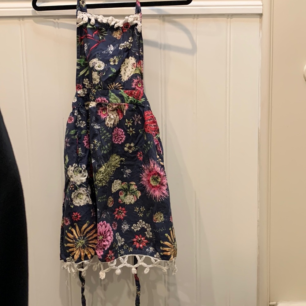 Apron- super cute floral print with pockets!